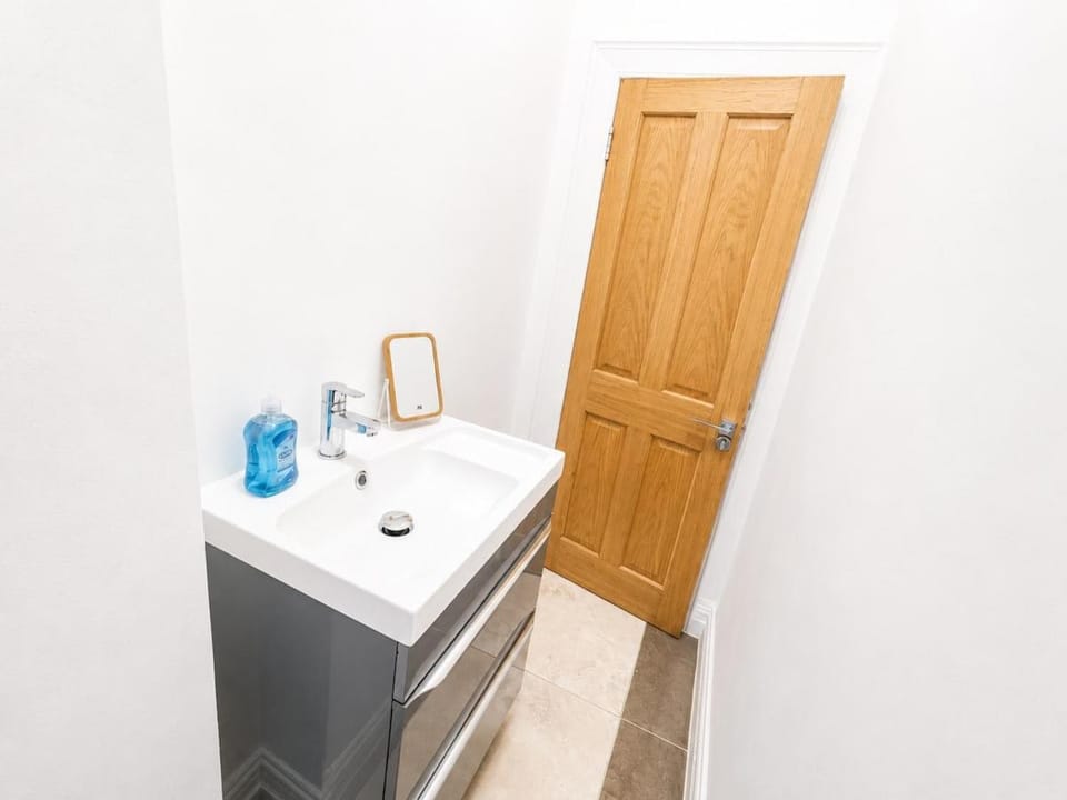 5 Bed, Free Parking, Near City Centre Apartment in Glasgow