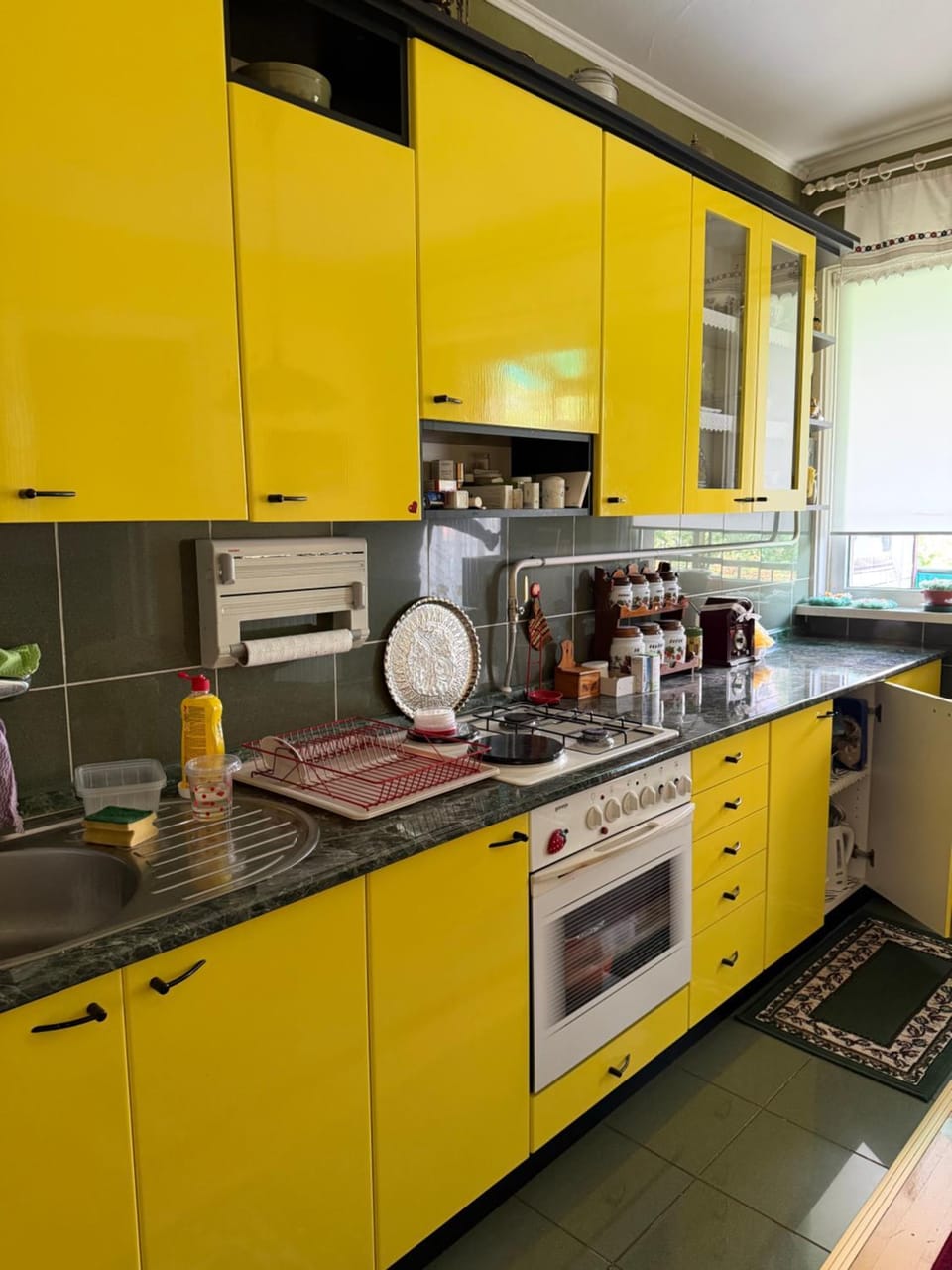 Coffee/tea facilities, dishwasher, oven