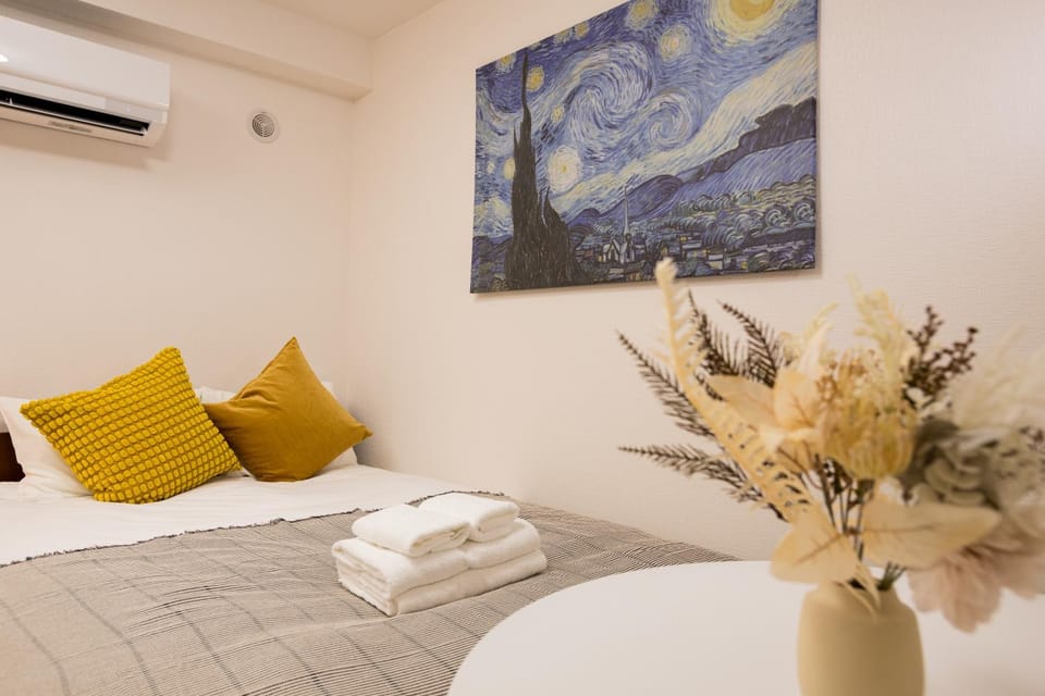 Bed, towels