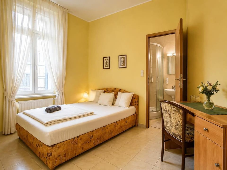 Bed, Bathroom, TV and multimedia, Photo of the whole room, Bedroom, towels, wardrobe