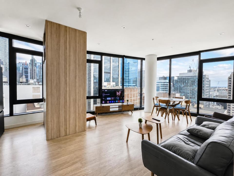 Communal lounge/ TV room, TV and multimedia, Living room, City view
