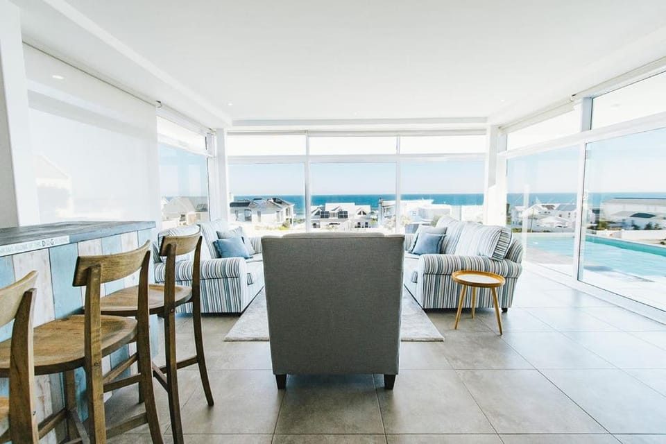 View (from property/room), Living room, Seating area
