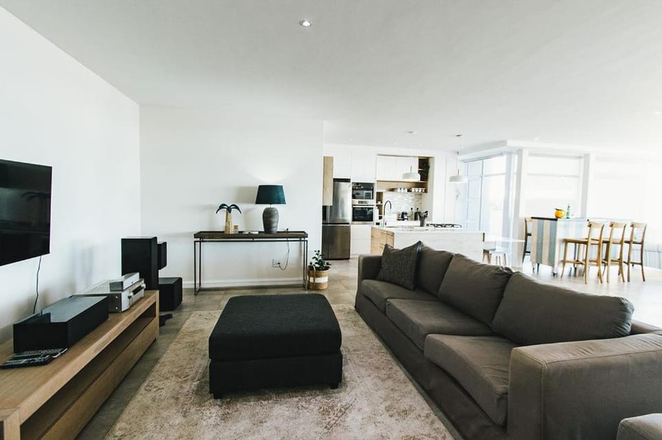 TV and multimedia, Kitchen or kitchenette, Living room, Seating area