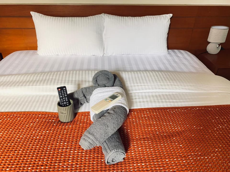 Bed, Bedroom, towels