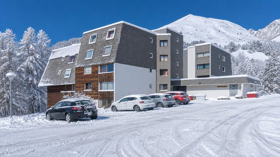 Property building, Facade/entrance, Off site