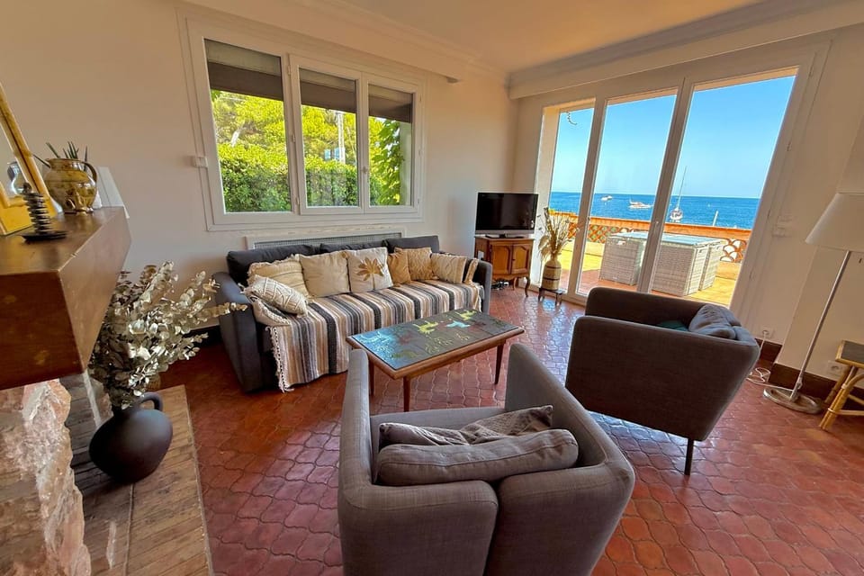 Cap d'Antibes view of La Garoupe beach Sleeps 8 Garden and terrace Villa in Antibes