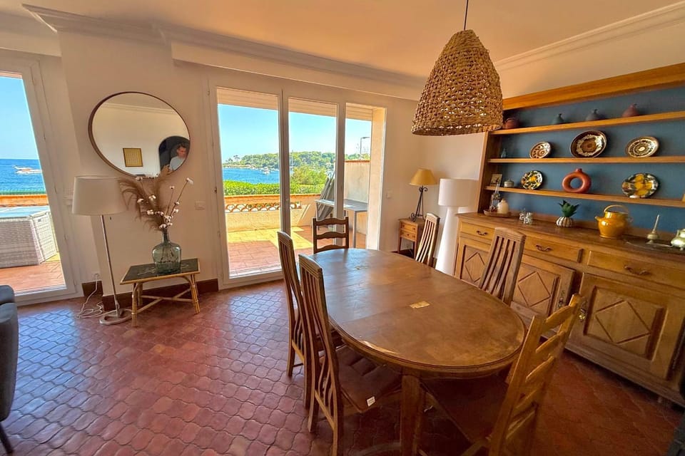 Cap d'Antibes view of La Garoupe beach Sleeps 8 Garden and terrace Villa in Antibes
