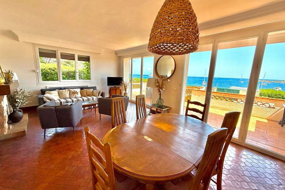Cap d'Antibes view of La Garoupe beach Sleeps 8 Garden and terrace Villa in Antibes