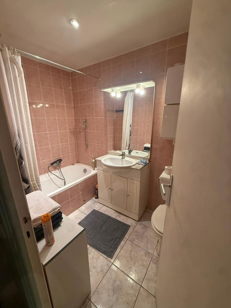 Grand studio climatisé avec place privative Apartment in Cannes