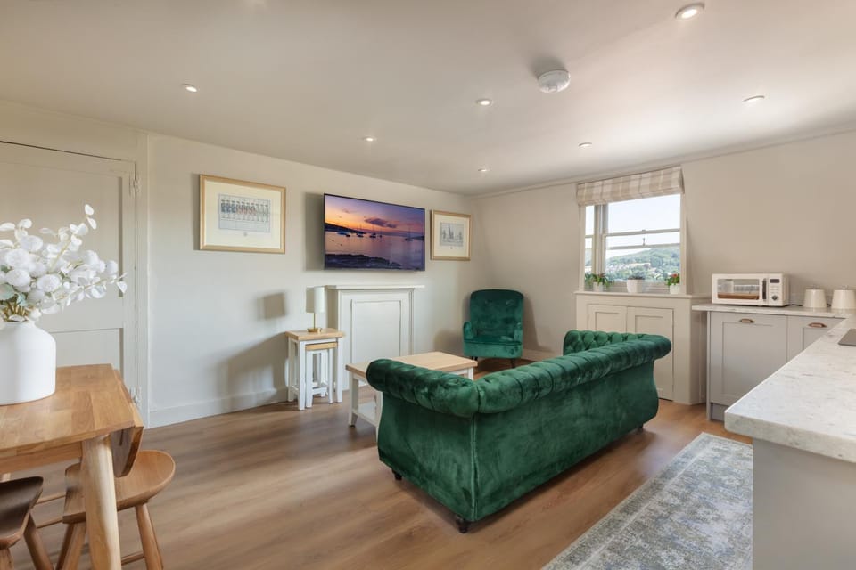 TV and multimedia, Kitchen or kitchenette, Living room, Seating area, Dining area