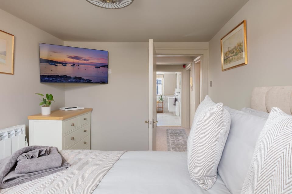 Bed, Living room, Bedroom, towels
