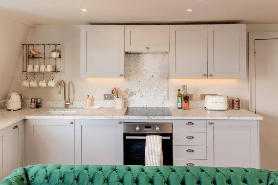 Coffee/tea facilities, Kitchen or kitchenette, stove, toaster