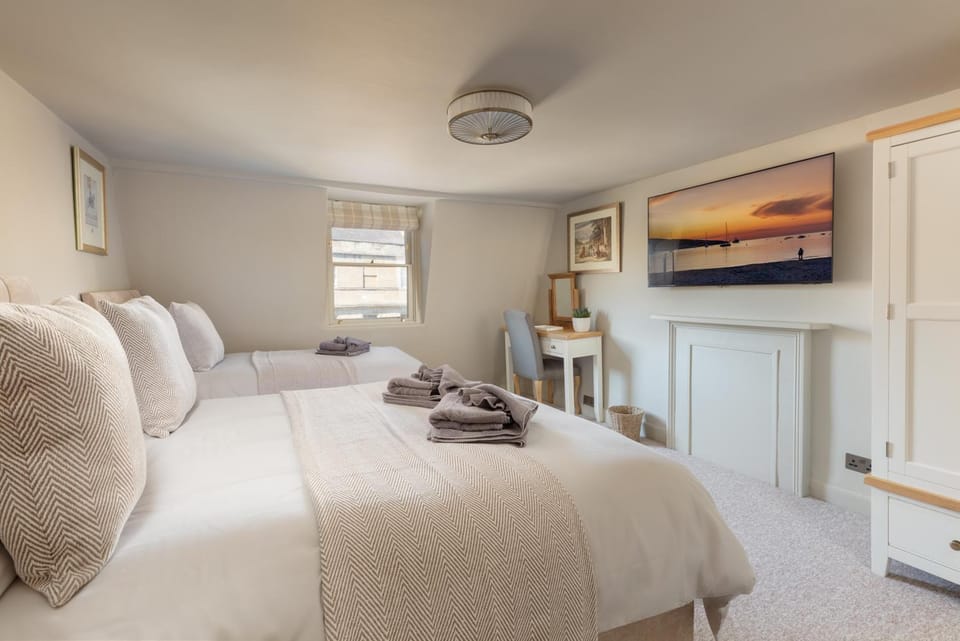 Bed, TV and multimedia, Photo of the whole room, Bedroom