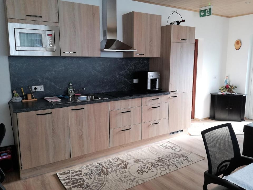 Coffee/tea facilities, Kitchen or kitchenette, Dining area, stove