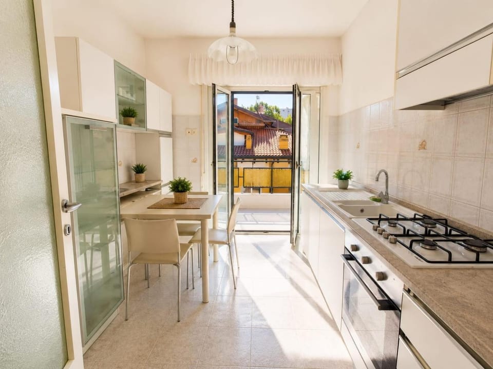 Kitchen or kitchenette, Dining area, stove