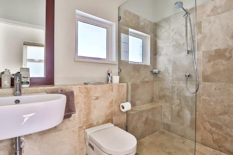 Beautiful Beach Breakaway House in Hermanus