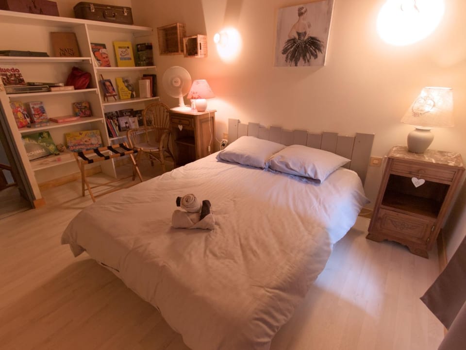 Photo of the whole room, Bedroom