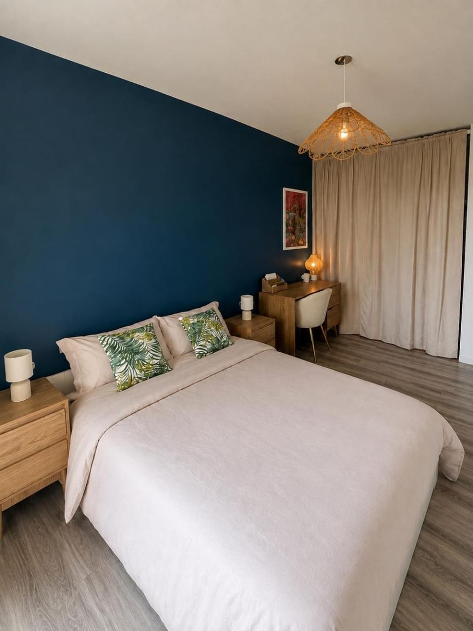 Bed, Photo of the whole room, Seating area, Bedroom