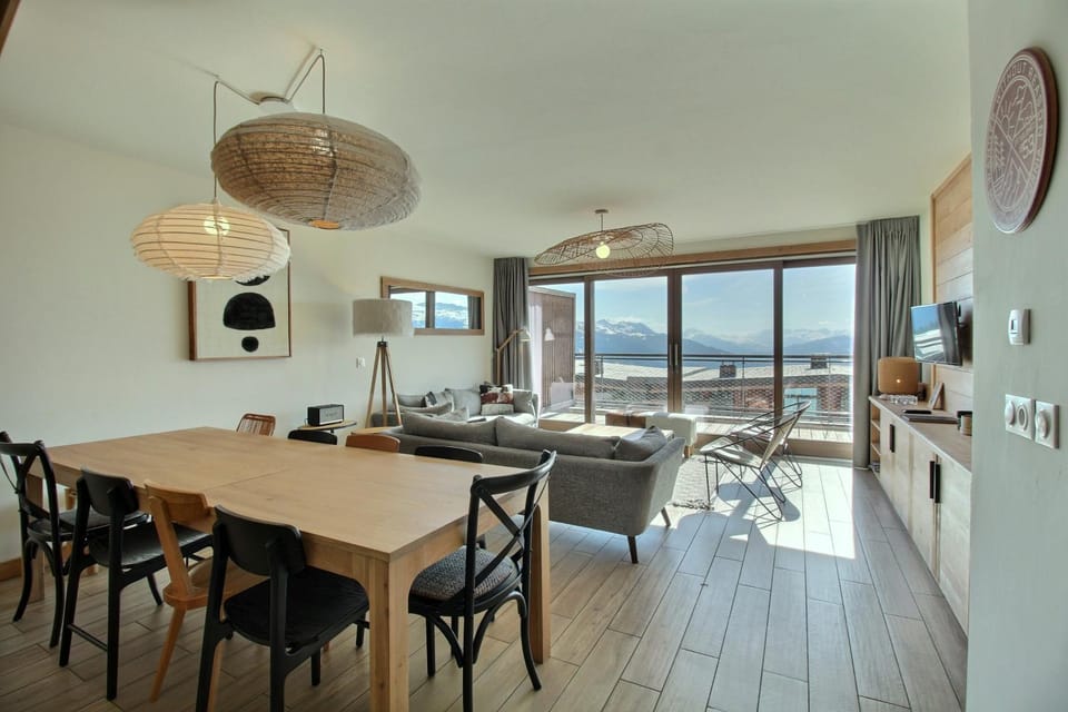 Day, Natural landscape, View (from property/room), Living room, Dining area, Mountain view, Time of day, Parking, internet