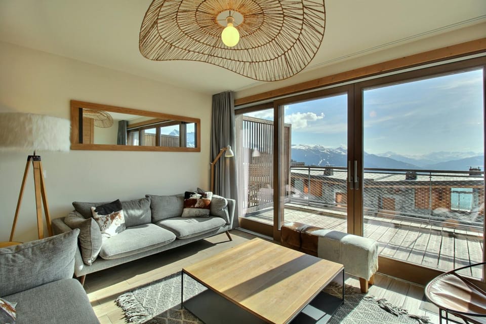 Day, Natural landscape, View (from property/room), Balcony/Terrace, Living room, Mountain view, Time of day, Parking, internet