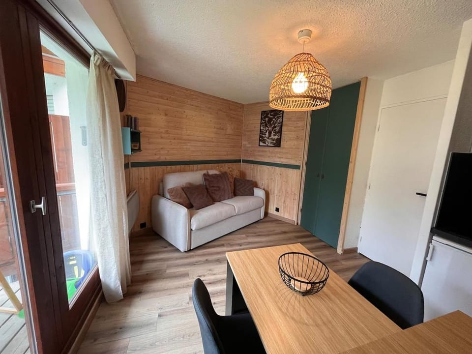 Bed, Living room, Seating area
