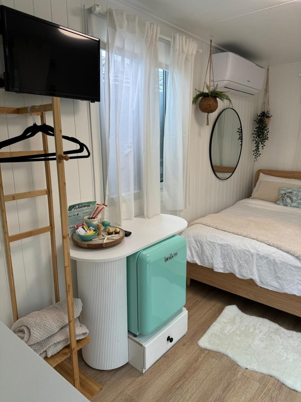 Tiny Amor Apartment in Berkeley Vale