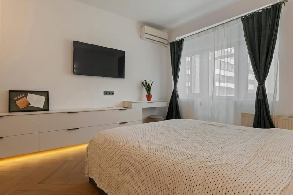 Bed, TV and multimedia, Photo of the whole room, Bedroom, air conditioner