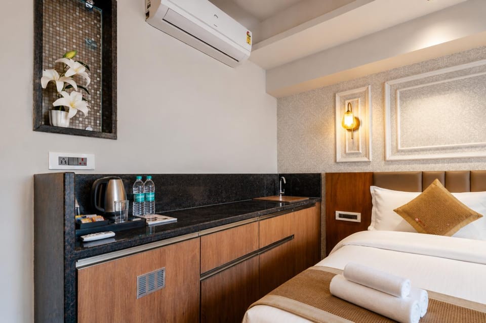 Bed, Kitchen or kitchenette, air conditioner