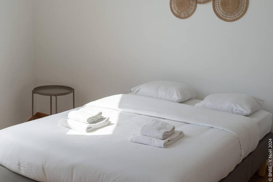 Bed, Photo of the whole room, Bedroom, towels