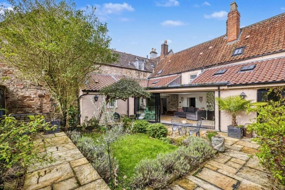 Historic Cottage - Walled Garden - Central Wells Villa in Mendip District