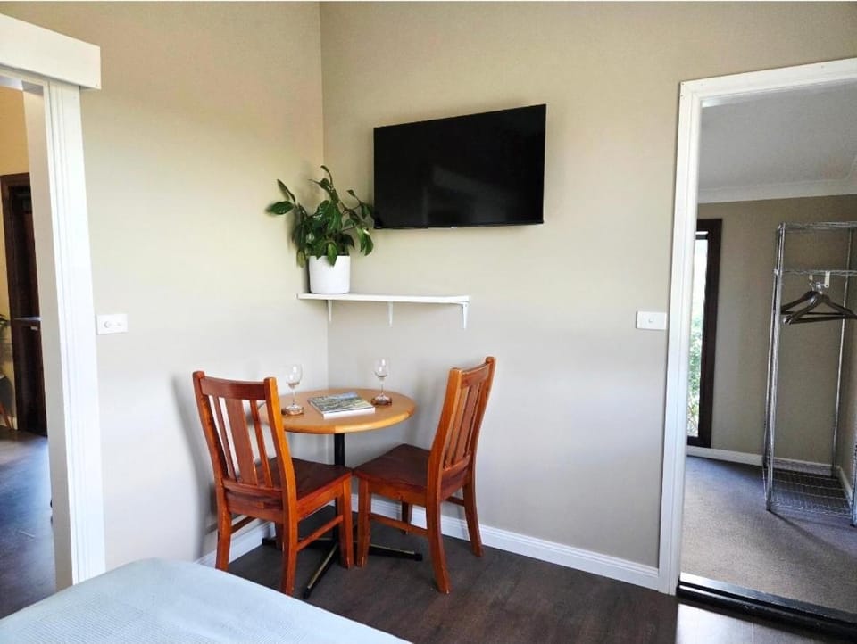 Regal Estate Guest Cottage Bed and Breakfast in West Wyalong