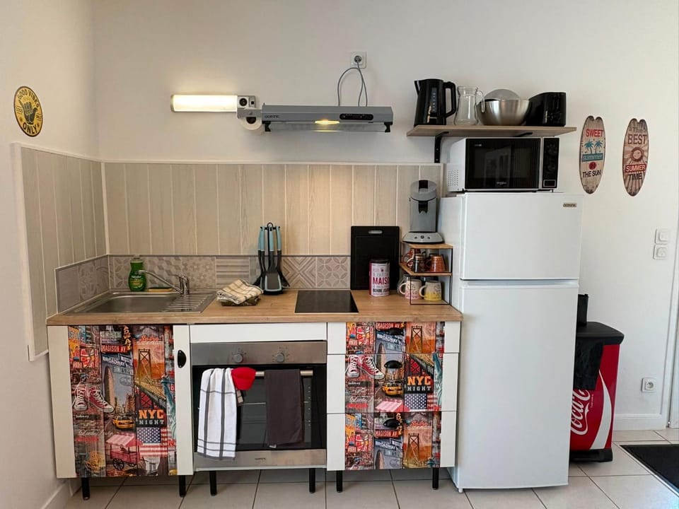 Coffee/tea facilities, Kitchen or kitchenette, oven, stove, toaster