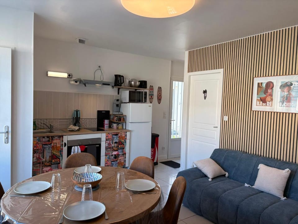 Kitchen or kitchenette, Living room, Seating area, Dining area