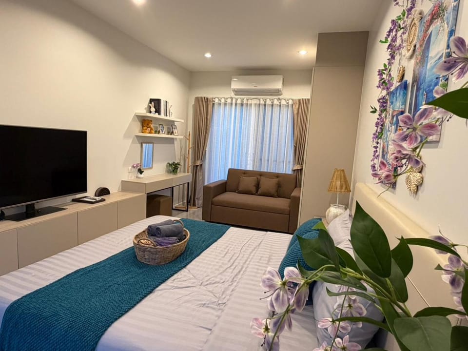Photo of the whole room, Bedroom