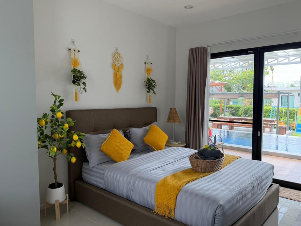 Bed, View (from property/room), Photo of the whole room, Bedroom