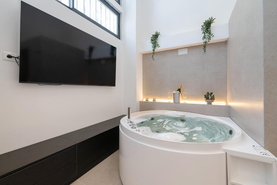 Hot Tub, TV and multimedia