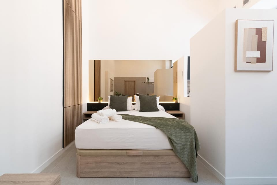 Bed, Bedroom, towels