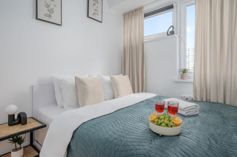 Bed, Food and drinks, Photo of the whole room, Dining area, Bedroom
