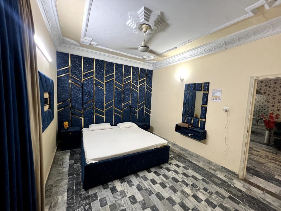 Decent Guest House Bed and Breakfast in Karachi