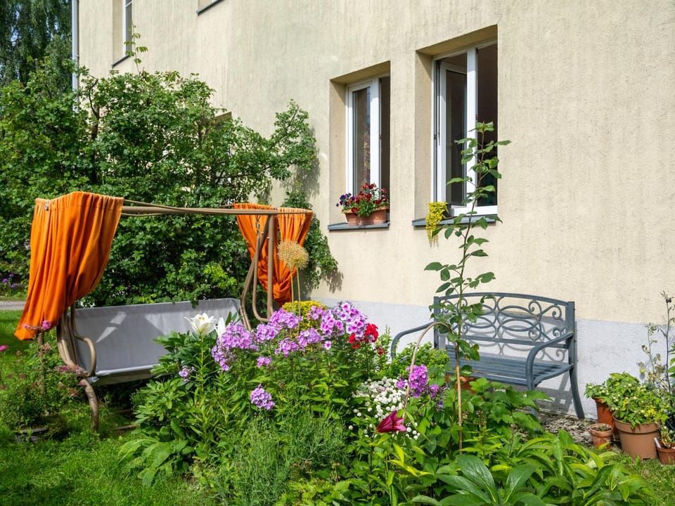Patio, Garden, Seating area, Evening entertainment, Garden view, Entertainment