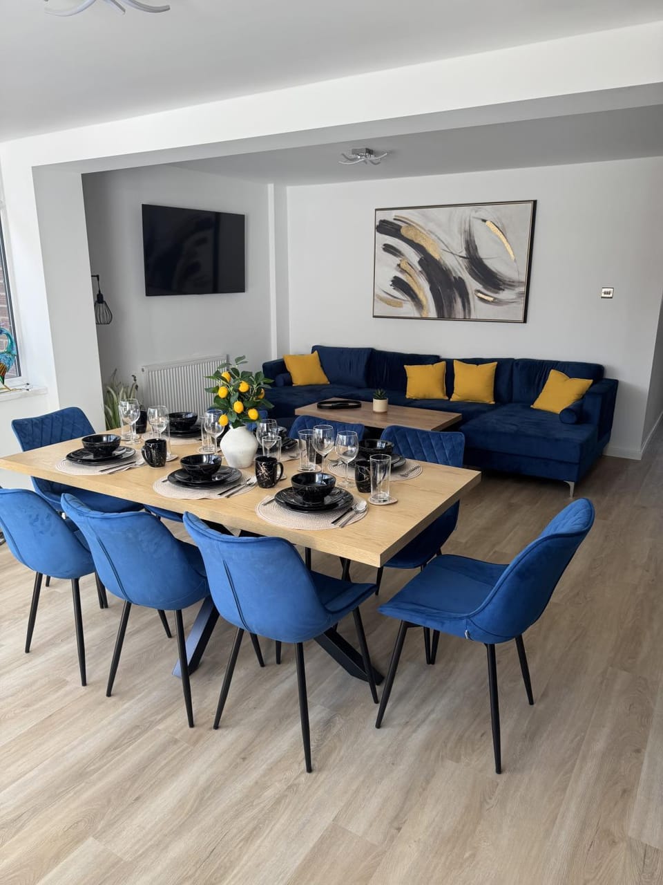 TV and multimedia, Living room, Seating area, Dining area