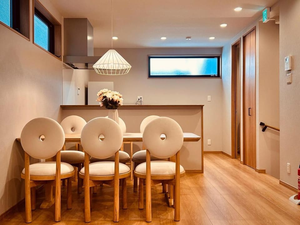 Kitchen or kitchenette, Dining area