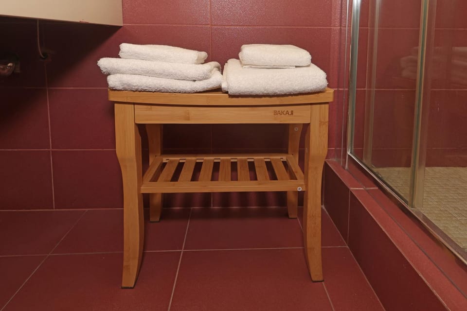 Bathroom, towels