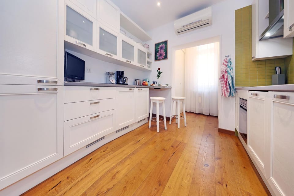 TV and multimedia, Kitchen or kitchenette, Dining area, dishwasher, oven, stove