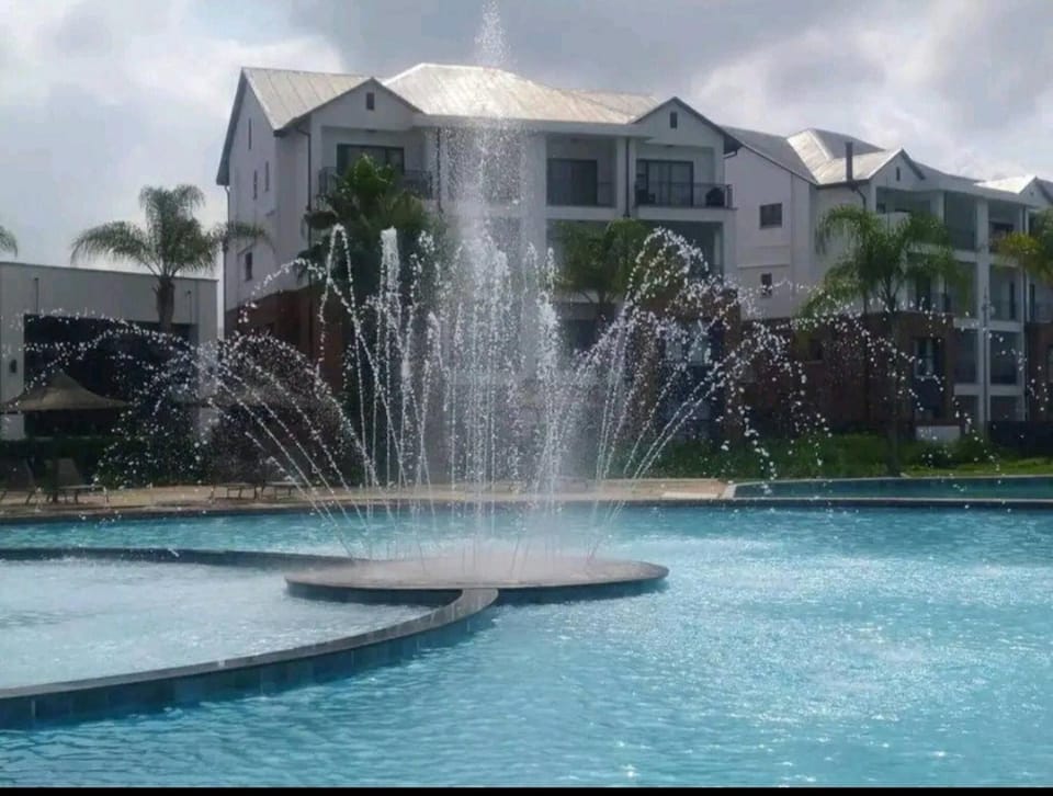 Neighbourhood, Swimming pool
