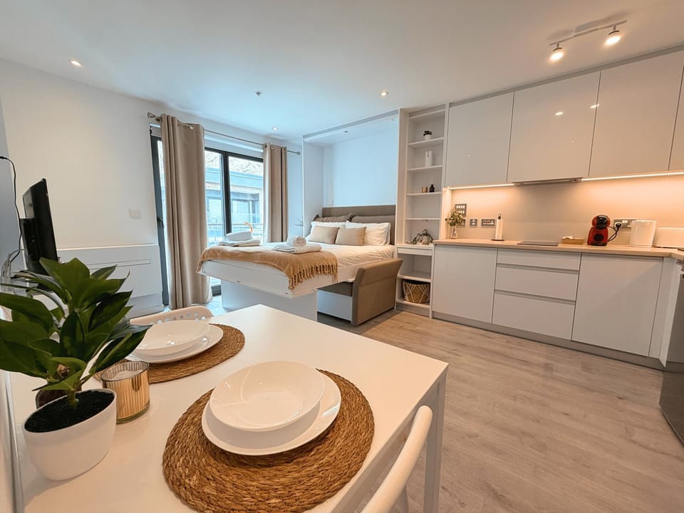 Bed, TV and multimedia, Coffee/tea facilities, View (from property/room), Dining area, Bedroom, Dinner, internet, towels, kitchen, air conditioner