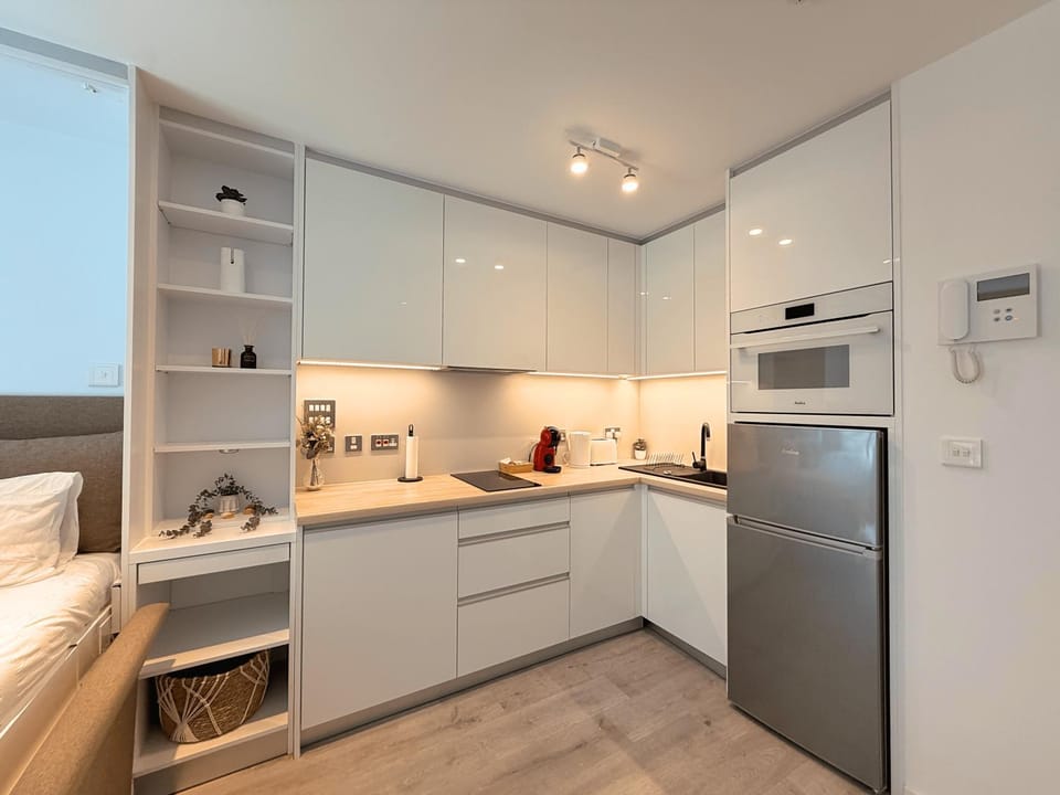 Coffee/tea facilities, internet, microwave, oven, stove, toaster, kitchen, air conditioner