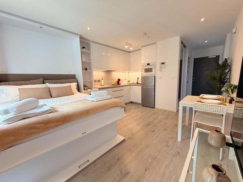 Living room, Dining area, Bedroom, Dinner, internet, towels, kitchen, air conditioner
