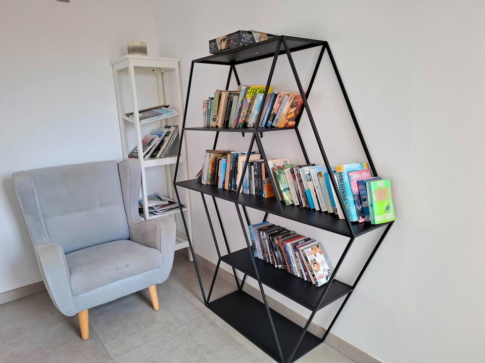 Communal lounge/ TV room, Library, Evening entertainment, air conditioner