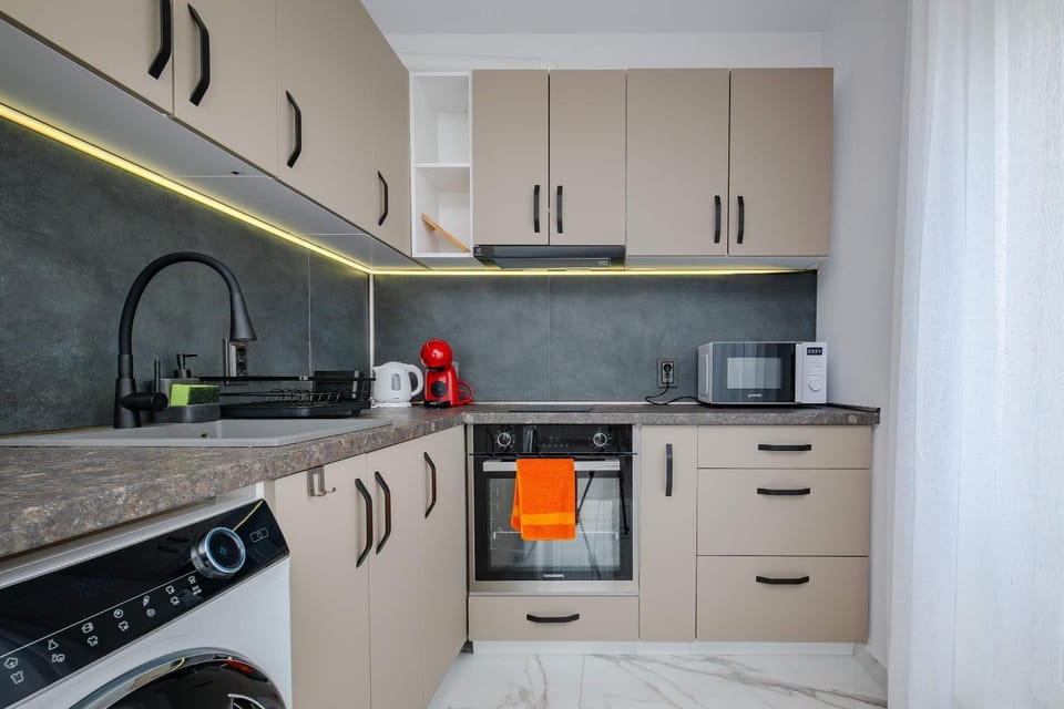 Coffee/tea facilities, Kitchen or kitchenette, microwave, oven, stove